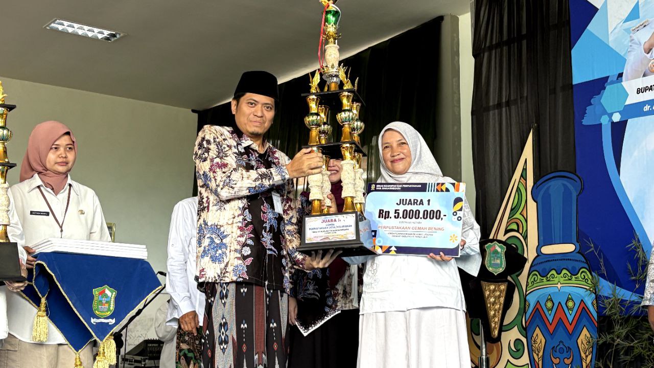 photo_2025-10-24_10-10-28 Wakil Bupati Banjarnegara menyerahkan penghargaan kepada Yekti Nunihartini dari Perpustakaan Oemah Bening binaan Rumah Zakat.