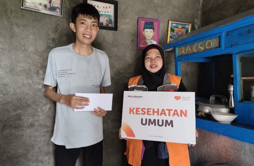 Relawan Rumah Zakat menyerahkan bantuan kesehatan kepada Pandu di Lampung.