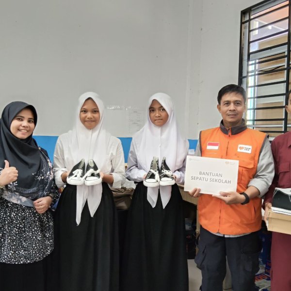 Bantuan Pendidikan Rumah Zakat diserahkan kepada siswa yatim dan dhuafa di SMAN 8 Batam.
