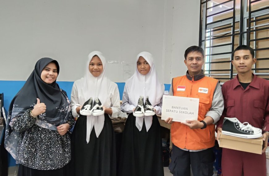 Bantuan Pendidikan Rumah Zakat diserahkan kepada siswa yatim dan dhuafa di SMAN 8 Batam.