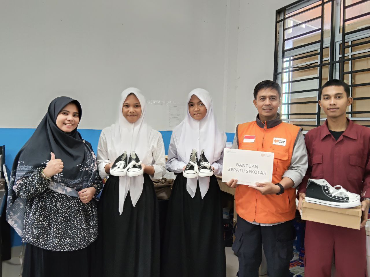 Bantuan Pendidikan Rumah Zakat diserahkan kepada siswa yatim dan dhuafa di SMAN 8 Batam.