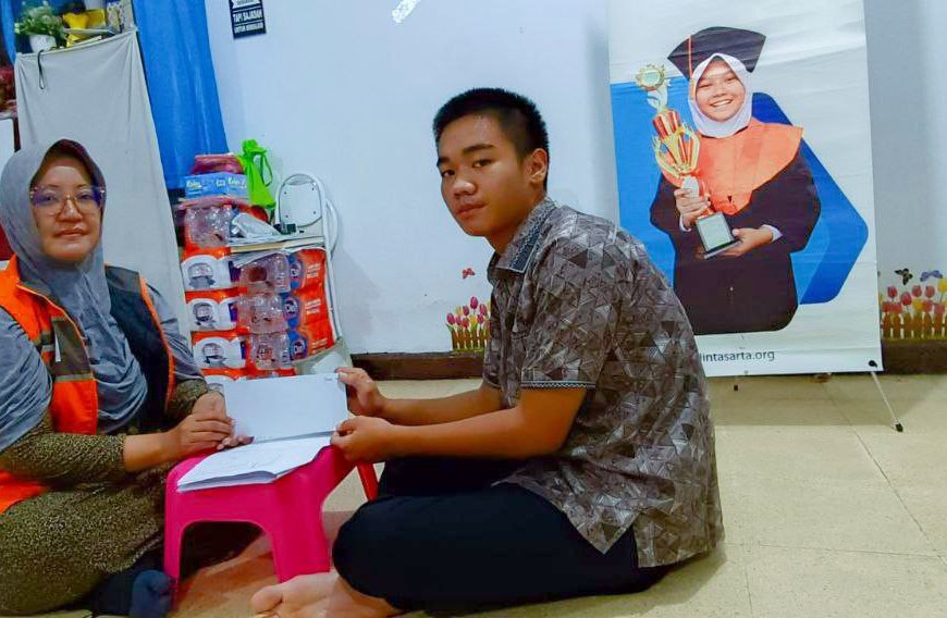 Penyaluran Beasiswa OK OCE Peduli Rumah Zakat untuk siswa prasejahtera di Jakarta Timur.