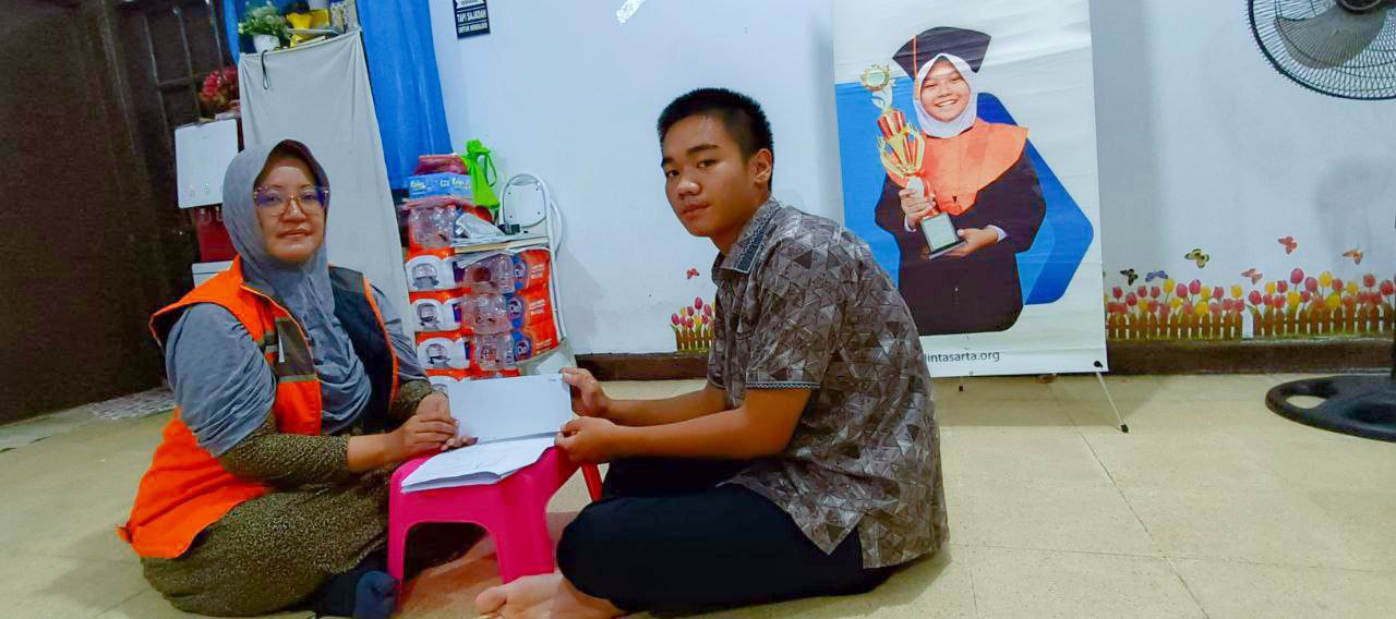 Penyaluran Beasiswa OK OCE Peduli Rumah Zakat untuk siswa prasejahtera di Jakarta Timur.