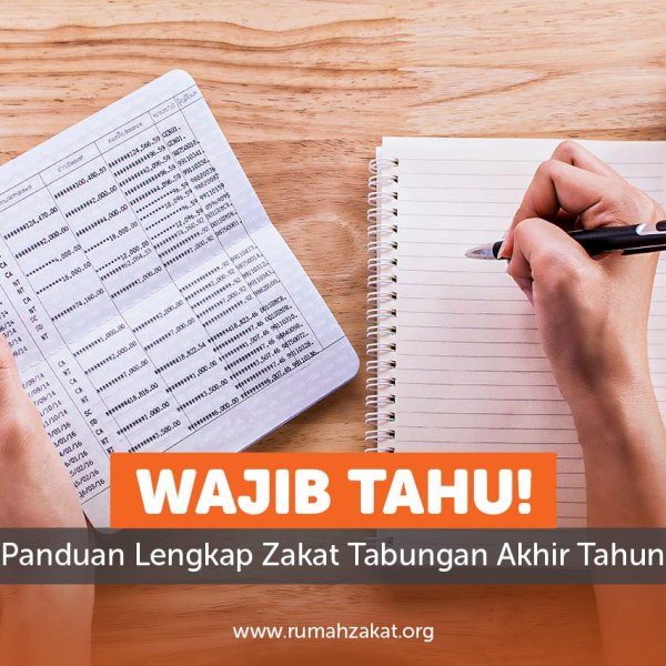 Ilustrasi menghitung zakat tabungan akhir tahun dengan kalkulator dan buku catatan.