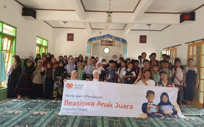 Rumah Zakat Berikan Bantuan Beasiswa Pendidikan untuk Anak Yatim Dhuafa di Cimahi