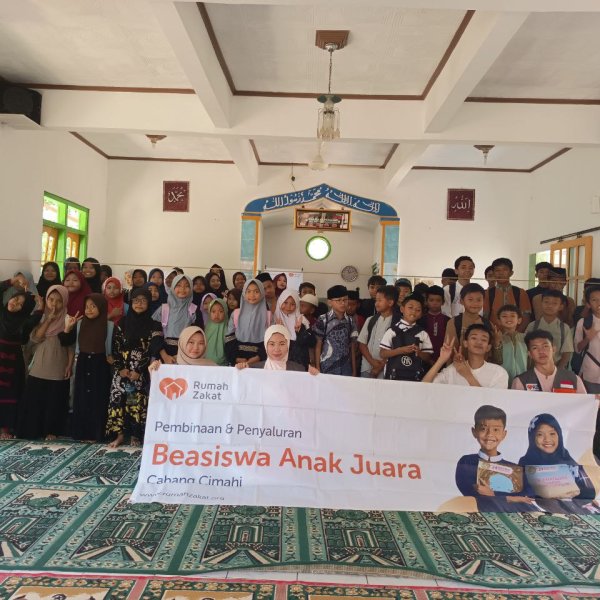 Rumah Zakat Cimahi menyalurkan bantuan beasiswa pendidikan bagi anak yatim dhuafa di Masjid Al Furqon, Padasuka, Cimahi Tengah.