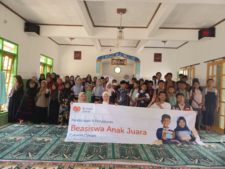 Rumah Zakat Berikan Bantuan Beasiswa Pendidikan untuk Anak Yatim Dhuafa di Cimahi