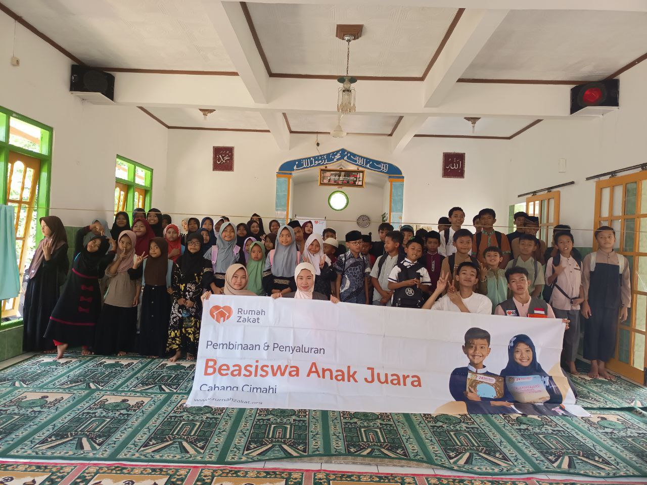 photo_2025-10-27_10-35-32 Rumah Zakat Cimahi menyalurkan bantuan beasiswa pendidikan bagi anak yatim dhuafa di Masjid Al Furqon, Padasuka, Cimahi Tengah.