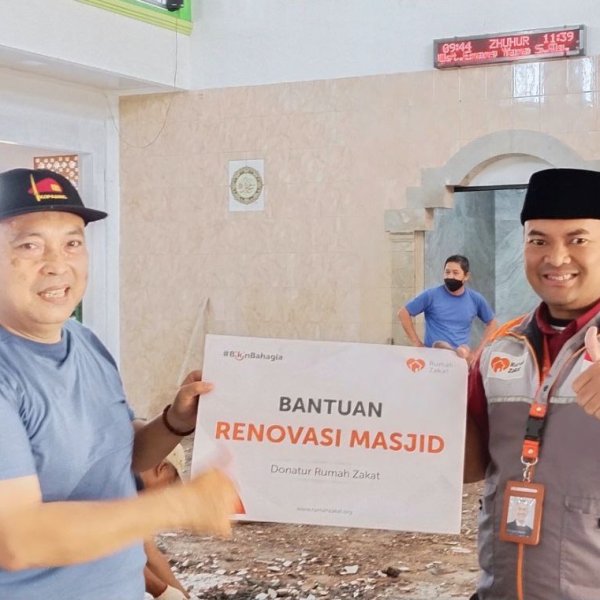 Perwakilan Rumah Zakat menyerahkan bantuan renovasi Masjid Adz Dzikra Bandung kepada pengurus DKM