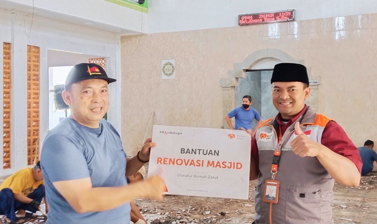 photo_2025-10-27_10-57-22 Perwakilan Rumah Zakat menyerahkan bantuan renovasi Masjid Adz Dzikra Bandung kepada pengurus DKM