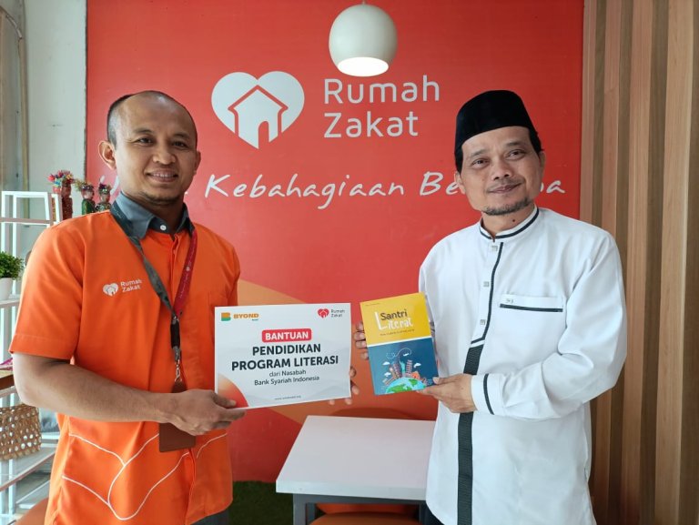 Hari Santri, Rumah Zakat dan Nasabah BSI Dukung Santri Berprestasi dalam Bidang Literasi
