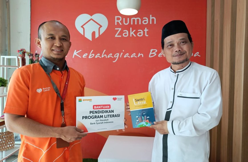 Rumah Zakat dan Nasabah BSI menyerahkan bantuan pendidikan literasi untuk santri berprestasi di SMA Al Qur’an As Salam dalam peringatan Hari Santri Nasional 2025.