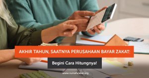 Karyawan menghitung keuangan perusahaan untuk zakat akhir tahun.