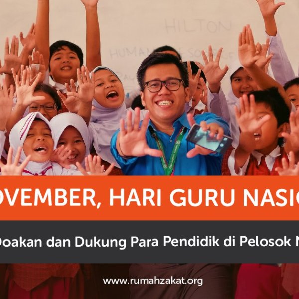 Seorang guru di pelosok negeri sedang mengajar anak-anak di kelas sederhana dengan penuh semangat.