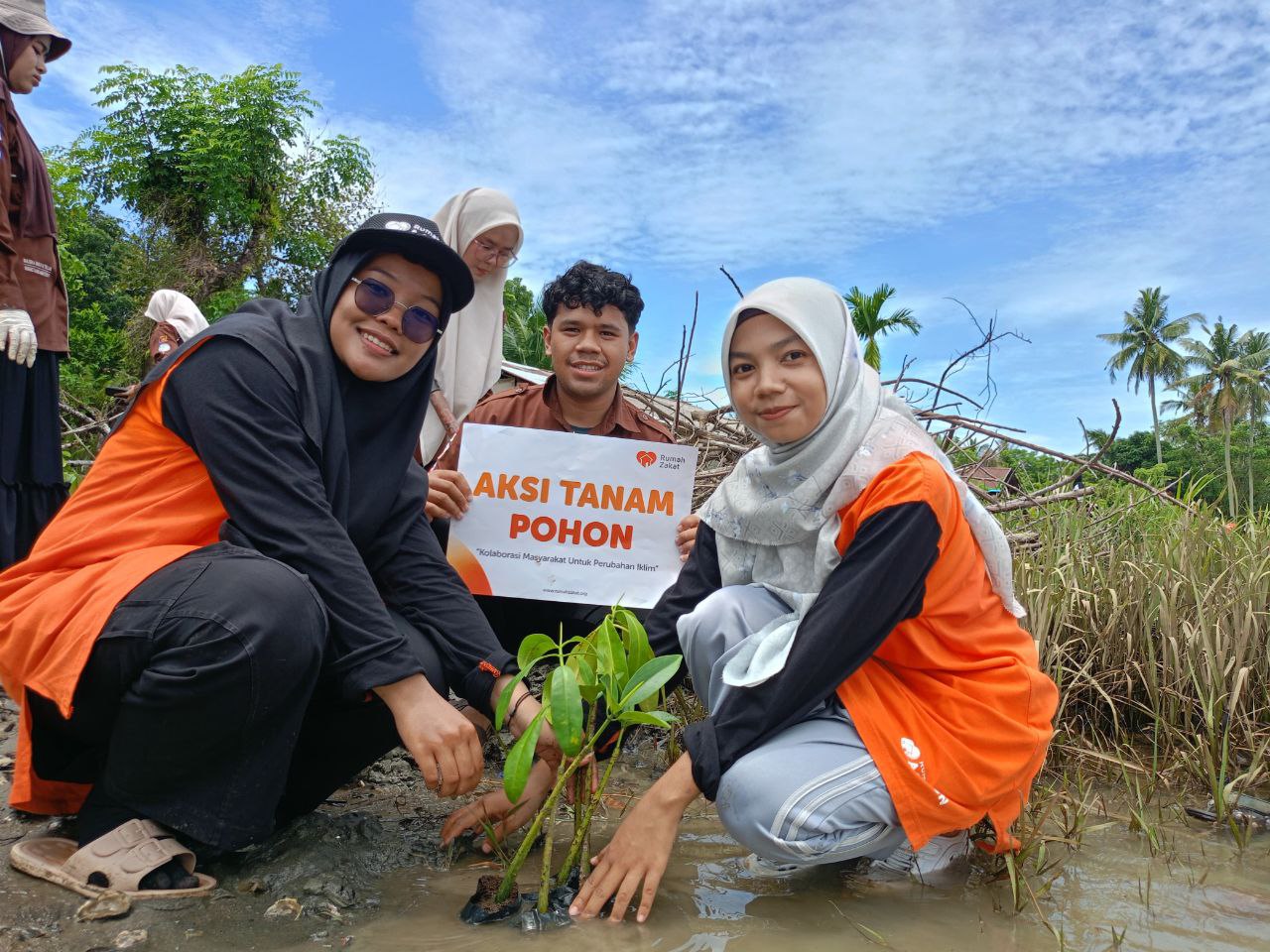 photo_2025-10-29_10-52-37 Relawan Rumah Zakat menanam bibit mangrove di Pantai Pasir Jambak, Padang sebagai upaya pelestarian lingkungan dan pencegahan abrasi.