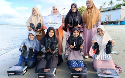 Rumah Zakat Berikan Sepatu untuk Anak-Anak dari Keluarga Prasejahtera di Banda Aceh