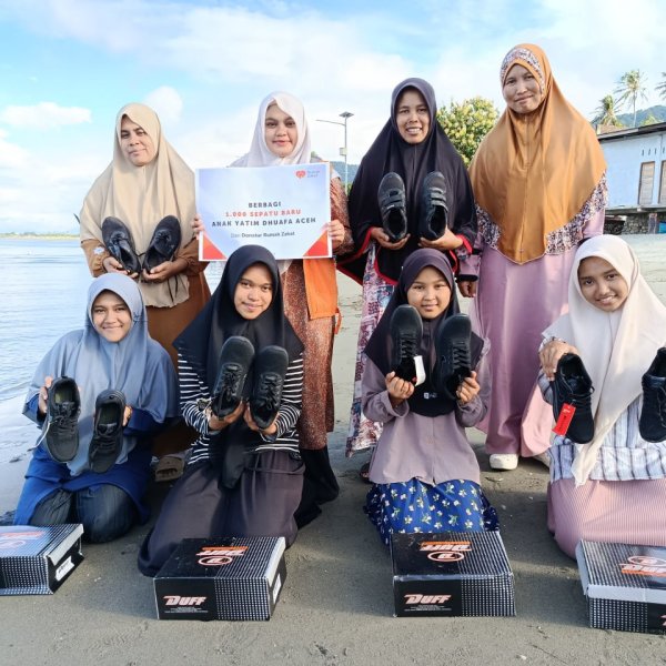 Anak-anak di Banda Aceh menerima sepatu baru dari Rumah Zakat.