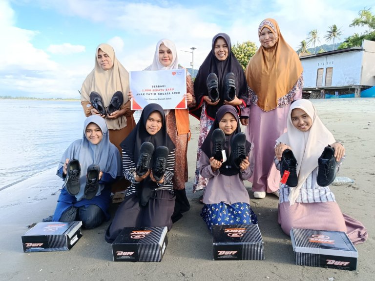 Rumah Zakat Berikan Sepatu untuk Anak-Anak dari Keluarga Prasejahtera di Banda Aceh