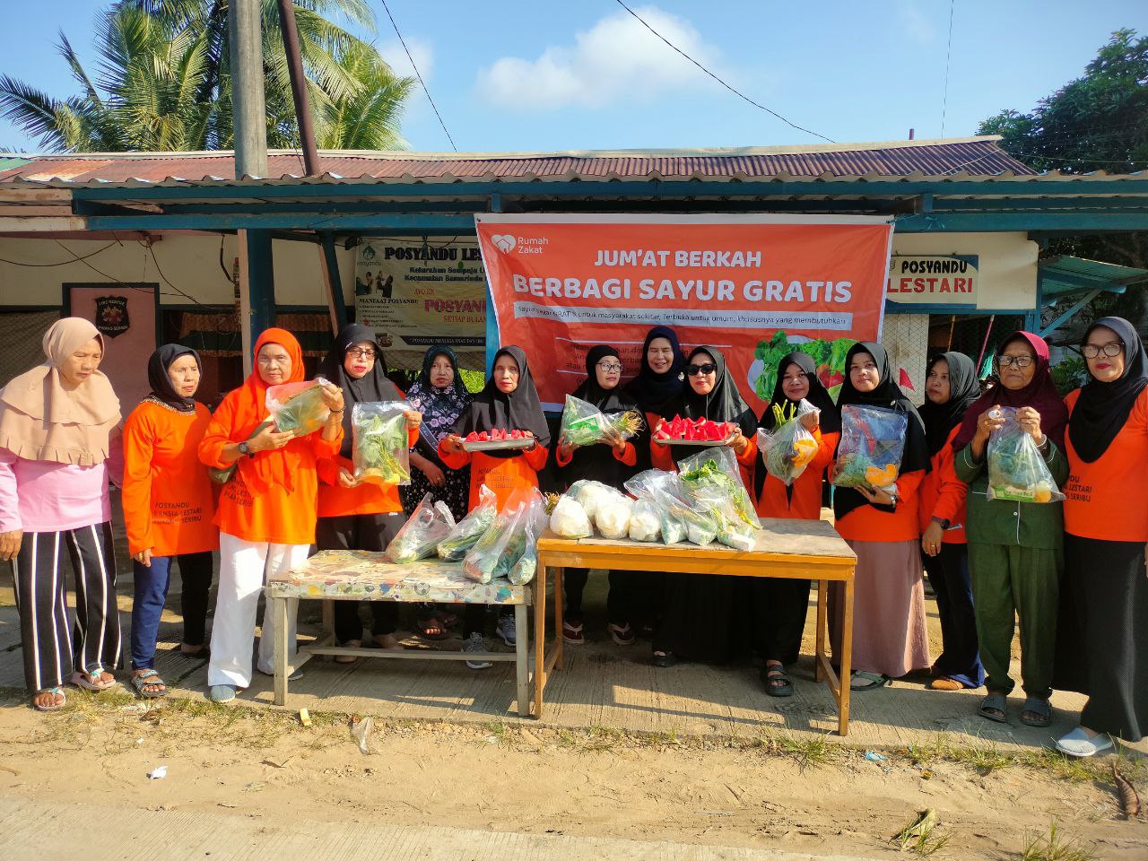 photo_2025-10-29_13-07-27 Para lansia mengikuti senam sehat di Posyandu Lansia Lestari Samarinda.