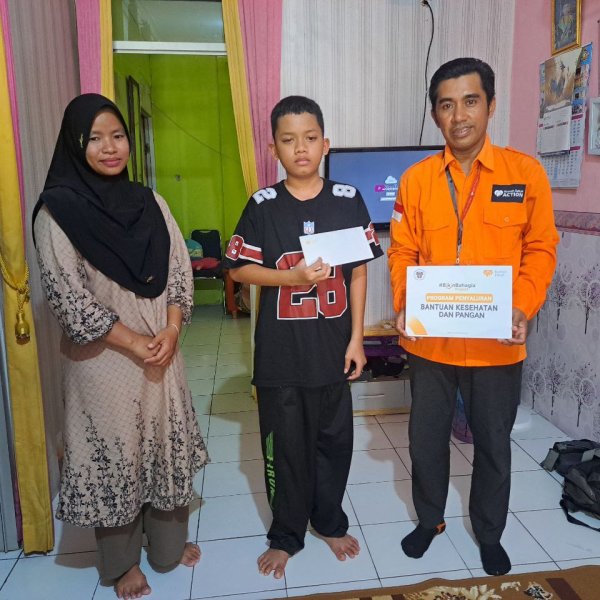 Relawan Rumah Zakat menyerahkan bantuan kesehatan kepada Arsya di Cilegon.