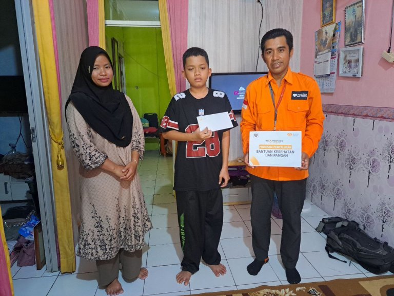 Rumah Zakat Beri Bantuan untuk Remaja Penderita Saraf Mata di Cilegon