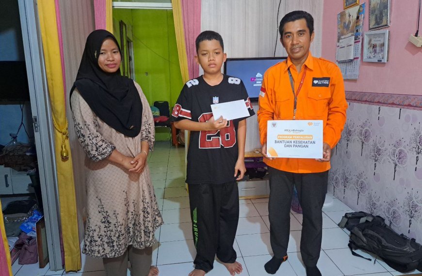 Relawan Rumah Zakat menyerahkan bantuan kesehatan kepada Arsya di Cilegon.