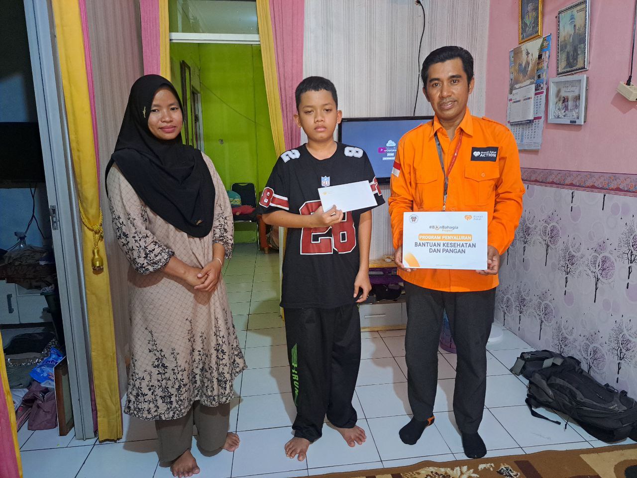 photo_2025-10-29_13-23-16 Relawan Rumah Zakat menyerahkan bantuan kesehatan kepada Arsya di Cilegon.