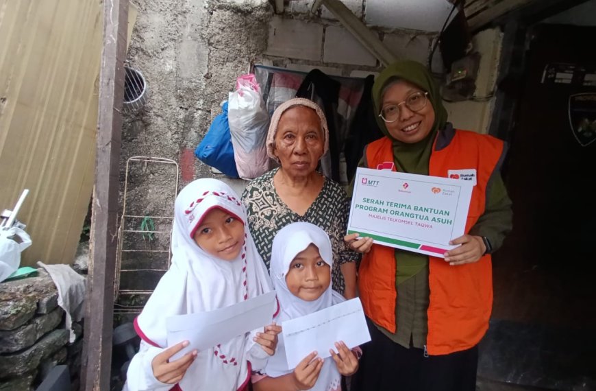 Relawan MTT dan Rumah Zakat menyerahkan bantuan pendidikan kepada dua cucu Nenek Yani di Bukit Duri melalui Gerakan Orang Tua Asuh Rumah Zakat.