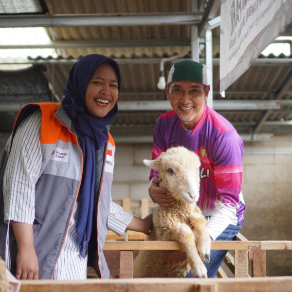 Relawan Rumah Zakat memberikan pendampingan kepada peternak kambing di Desa Bojanegara dalam program pemberdayaan ekonomi masyarakat.