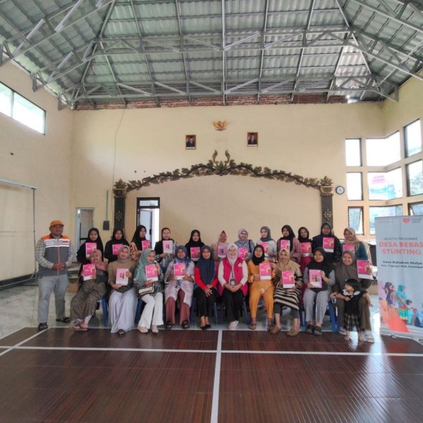 Peserta Kegiatan Kelas Ibu Hamil Rumah Zakat mengikuti senam hamil di Aula Desa Babakanmulya.