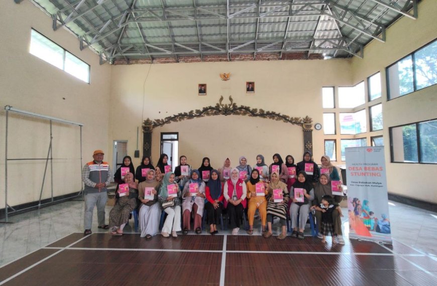 Peserta Kegiatan Kelas Ibu Hamil Rumah Zakat mengikuti senam hamil di Aula Desa Babakanmulya.