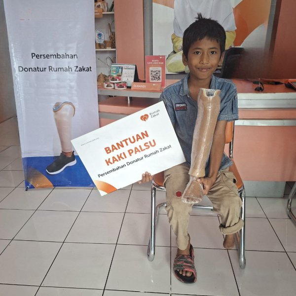 Jamaludin tersenyum bahagia setelah mendapat kaki palsu hasil bantuan dari Rumah Zakat.