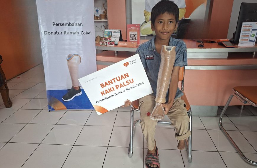 Jamaludin tersenyum bahagia setelah mendapat kaki palsu hasil bantuan dari Rumah Zakat.