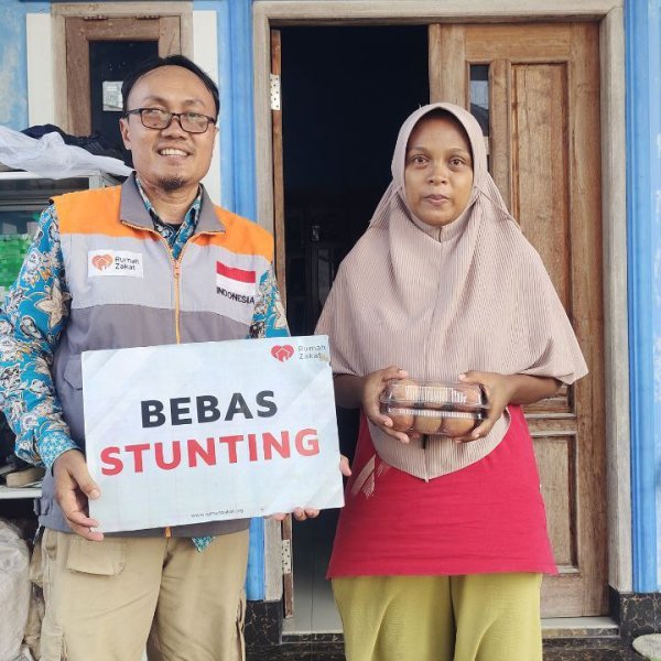 Relawan Inspirasi Rumah Zakat menyerahkan PMT telur kepada peserta Kelas Ibu Hamil.