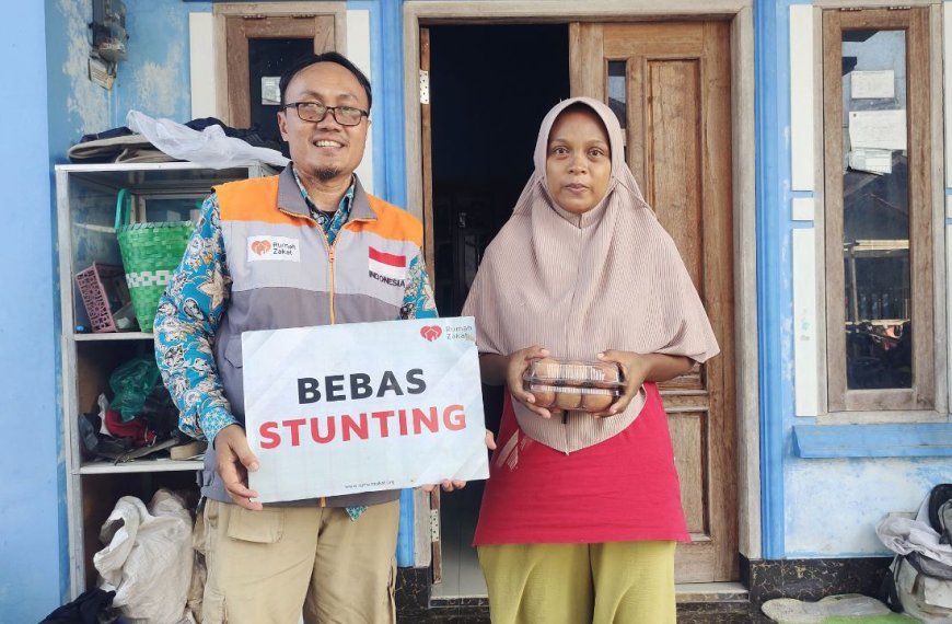 Relawan Inspirasi Rumah Zakat menyerahkan PMT telur kepada peserta Kelas Ibu Hamil.