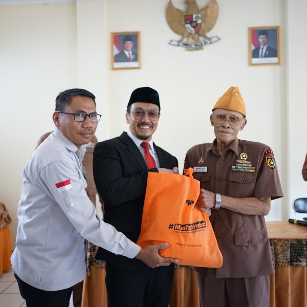 Relawan Rumah Zakat menyerahkan paket sembako kepada veteran LVRI di Bandung