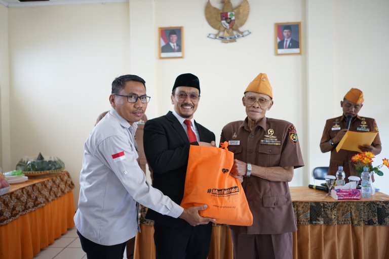 Bantuan Rumah Zakat untuk Veteran di Hari Pahlawan
