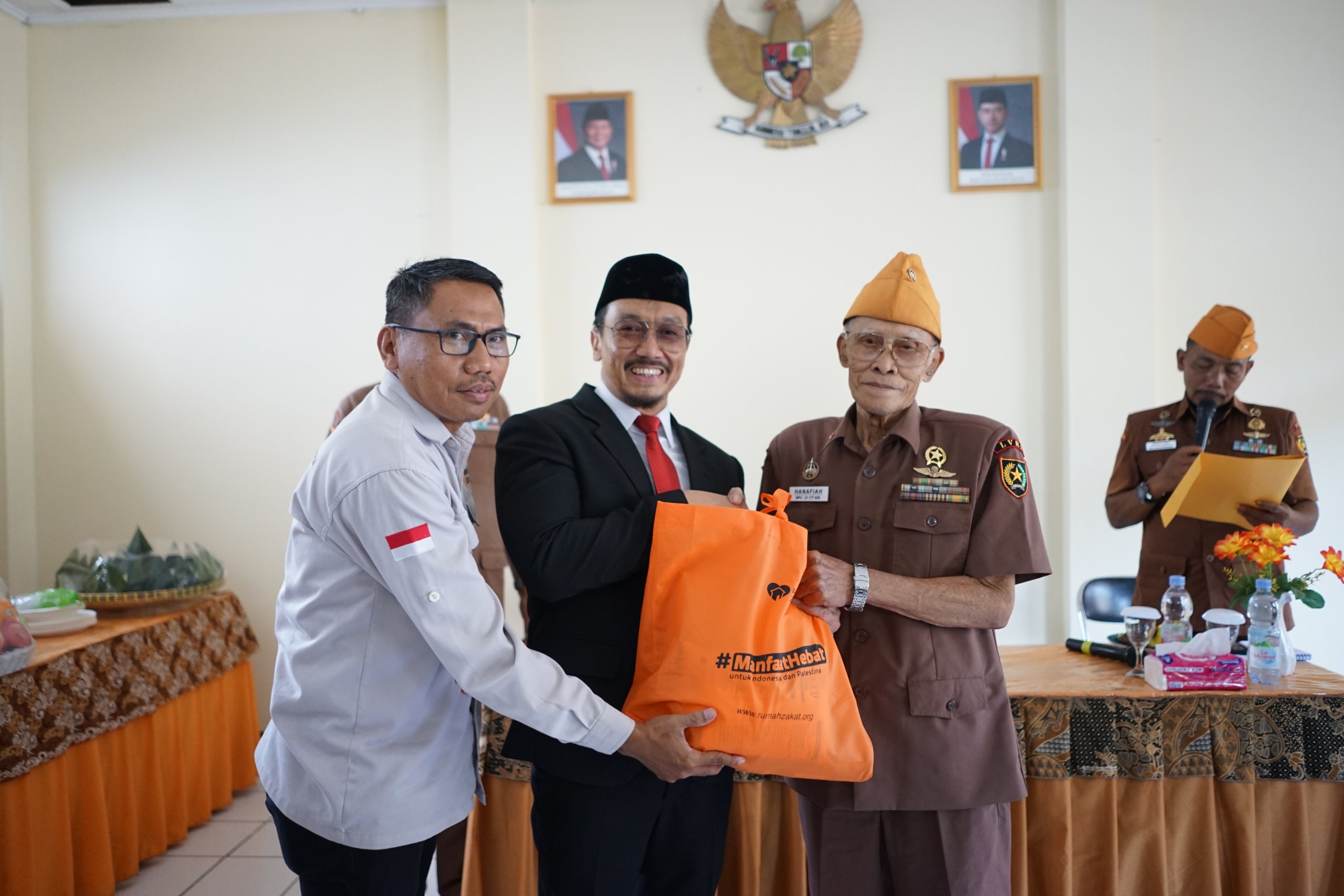 Relawan Rumah Zakat menyerahkan paket sembako kepada veteran LVRI di Bandung