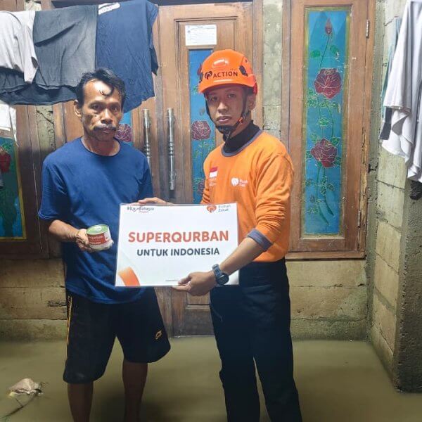 Relawan Rumah Zakat Action menyalurkan bantuan paket makanan siap saji untuk warga terdampak banjir di Kampung Jagawana, Bekasi.