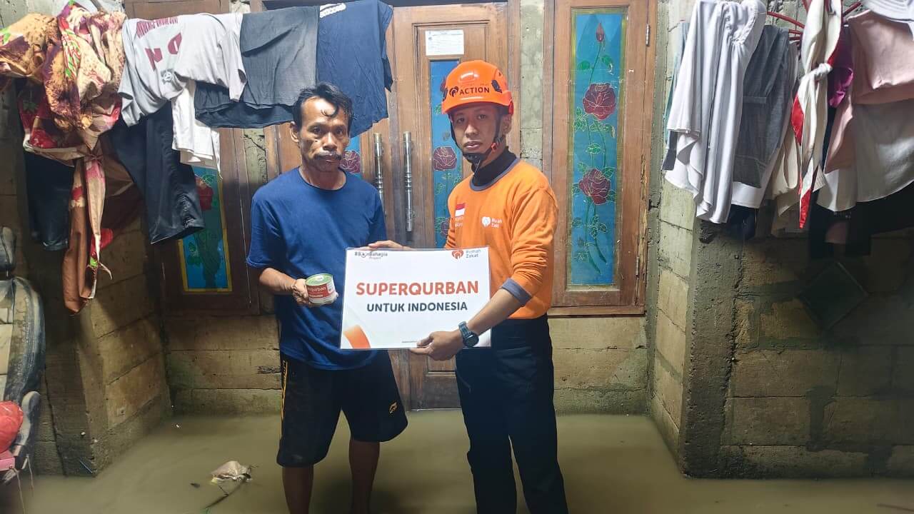 Relawan Rumah Zakat Action menyalurkan bantuan paket makanan siap saji untuk warga terdampak banjir di Kampung Jagawana, Bekasi.