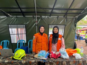 Relawan Rumah Zakat Action membantu proses evakuasi korban longsor di Cilacap, Jawa Tengah.