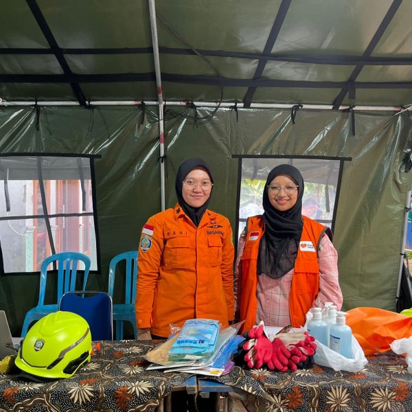 Relawan Rumah Zakat Action membantu proses evakuasi korban longsor di Cilacap, Jawa Tengah.