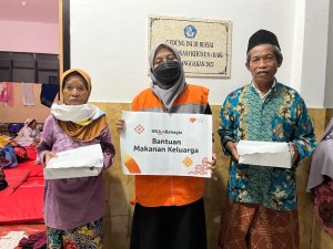 Relawan membuka Pos Segar Rumah Zakat Semeru di SMPN 2 Pronojiwo.