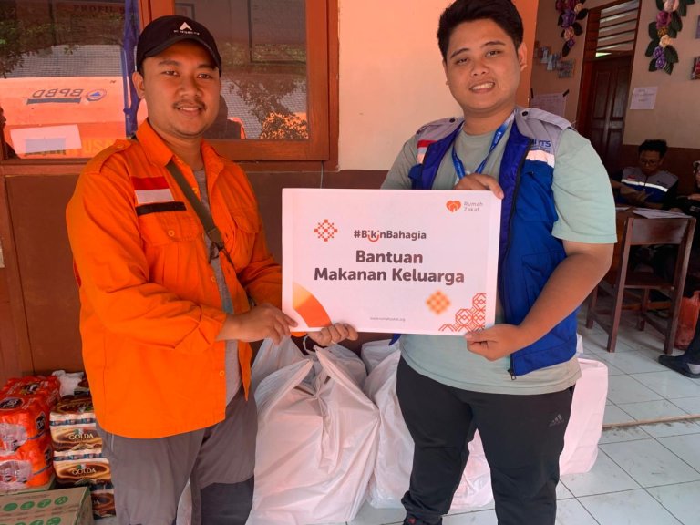 Bantuan Makanan Keluarga Rumah Zakat Semeru untuk Warga Pengungsian