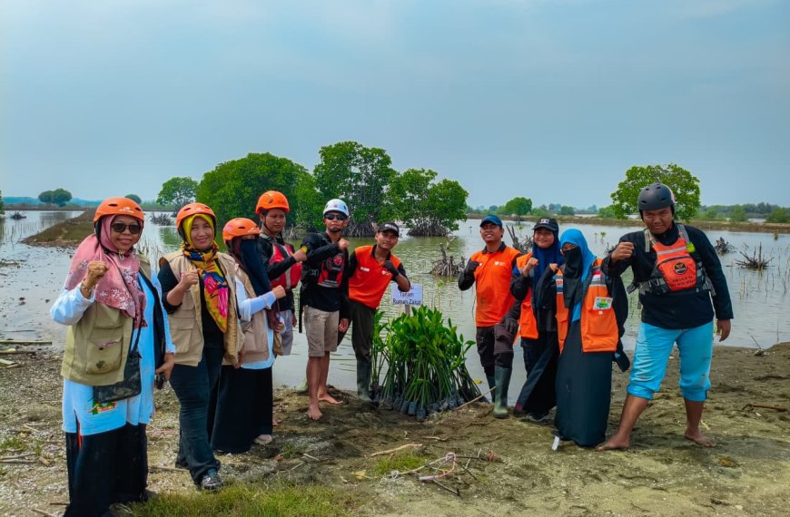 Relawan Rumah Zakat menanam mangrove pada International Volunteer Day 2025.