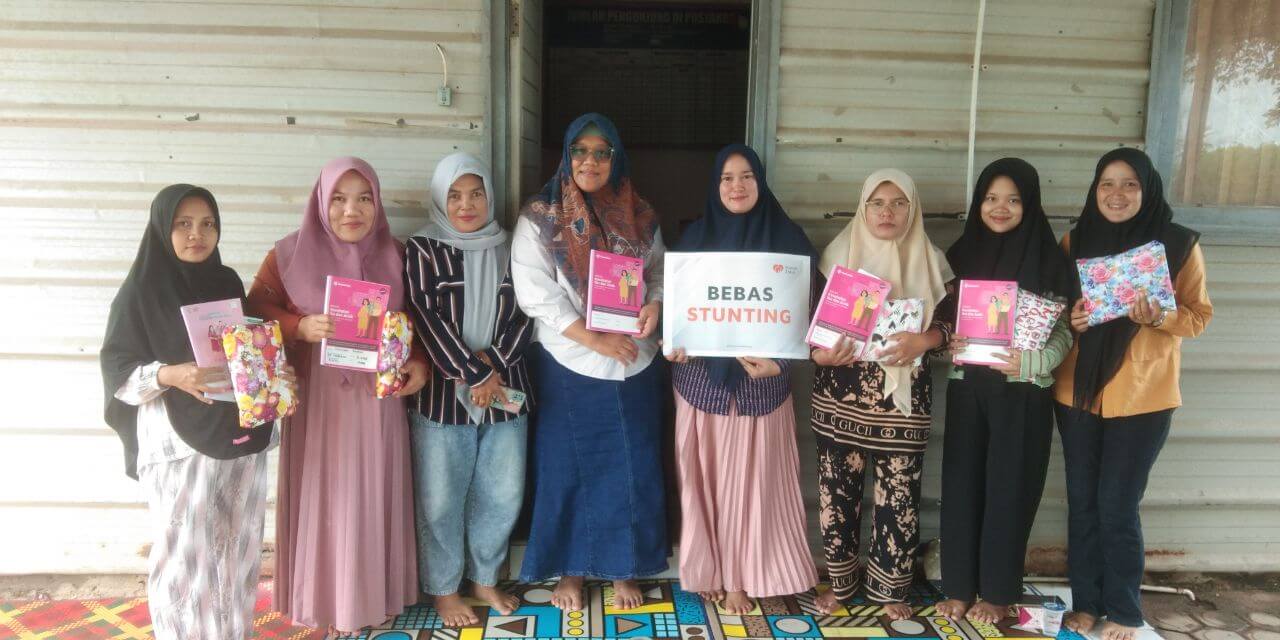 Bidan Desa Fina memberikan materi kepada peserta Kelas Ibu Hamil Rumah Zakat di Banda Aceh.