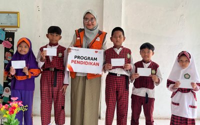 Rumah Zakat Salurkan Bantuan Pendidikan untuk Yatim di SD Islam Al Azzamy