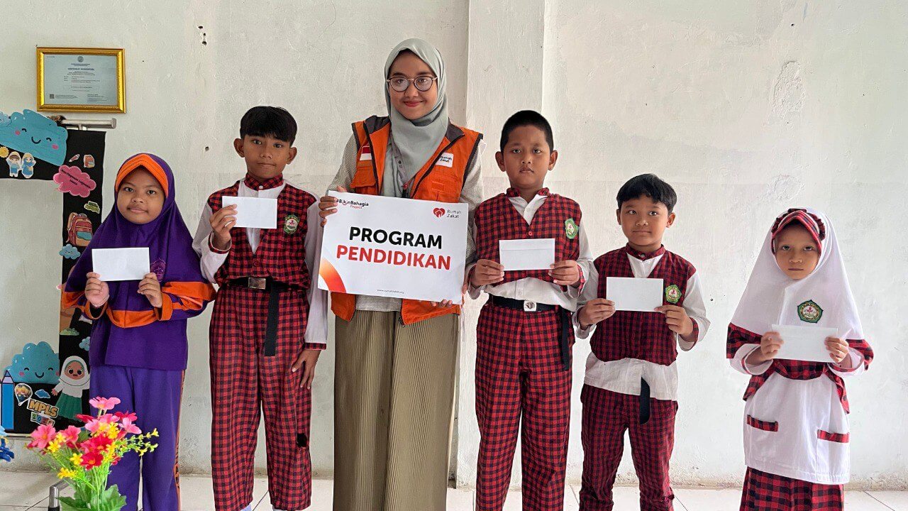 Petugas Rumah Zakat menyerahkan bantuan pendidikan kepada anak yatim di SD Islam Al Azzamy Tangerang Selatan