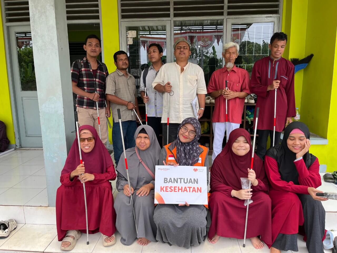 photo_2025-11-05_13-45-26 Petugas Rumah Zakat menyerahkan tongkat lipat kepada penyandang tunanetra di Majelis Taklim Makfufin, Tangerang Selatan, sebagai bentuk dukungan aksesibilitas bagi disabilitas netra.