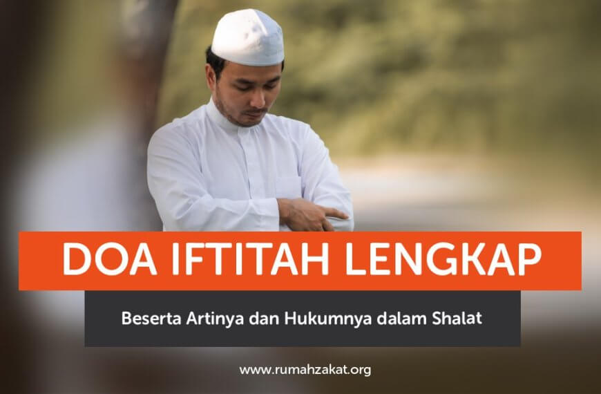 Seorang Muslim sedang shalat dengan khusyuk membaca doa iftitah di awal shalat.